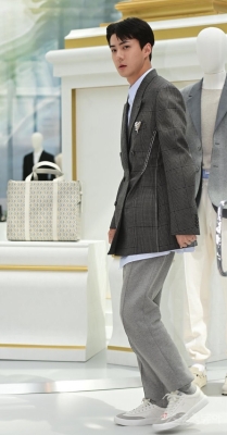 sehun_at_dior_28829.jpg